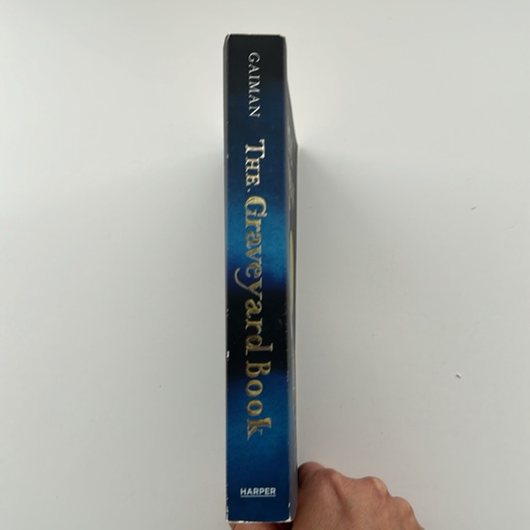 🌼4 for $25 🌼 The Graveyard Book by Neil Gaiman - Picture 3 of 4